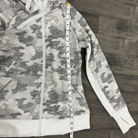 ATHLETA Triumph Hoodie Gypsum Camo Size Small - Picture 10 of 11
